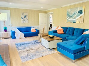 Téléviseur, foyer, jeux vidéo, table de ping-pong