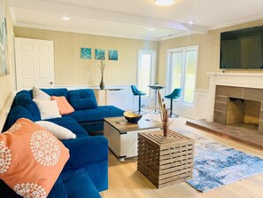 Télévision, cheminée, jeux vidéo, table de tennis de table