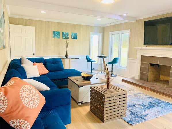 Téléviseur, foyer, jeux vidéo, table de ping-pong