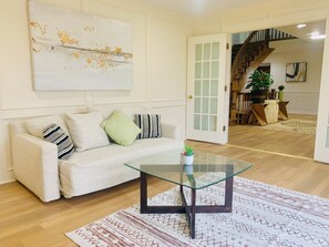 Téléviseur, foyer, jeux vidéo, table de ping-pong