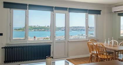Charming 2-bedroom apartment with stunning sea view and AC in Istanbul