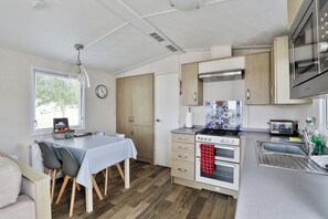 Kühlschrank, Mikrowelle, Ofen, Wasserkocher mit Kaffee-/Teezubehör