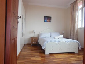 5 bedrooms, iron/ironing board, Internet, bed sheets