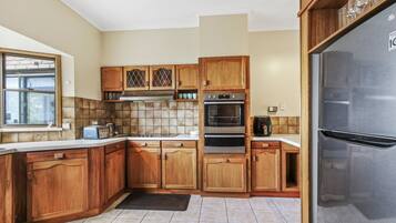 Een magnetron, een oven, een vaatwasser