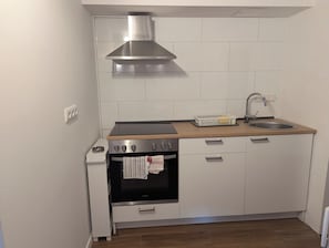 Kühlschrank, Ofen, Herdplatte, Wasserkocher mit Kaffee-/Teezubehör