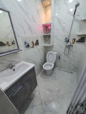 Toallas, jabón, papel de baño 