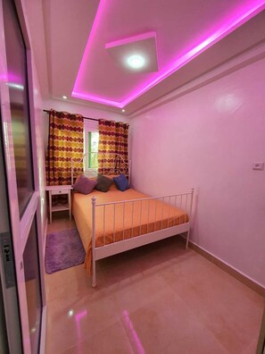 1 habitación, tabla de planchar con plancha, wifi y ropa de cama 