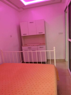 1 habitación, tabla de planchar con plancha, wifi y ropa de cama 