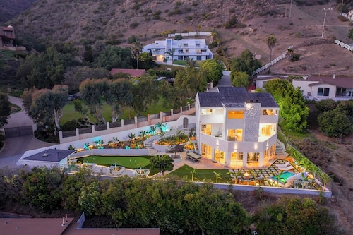 NEW!!! Ocean View Malibu Modern Home w/ Mini Golf & Spa