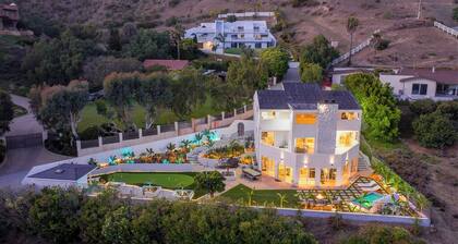 NEW!!! Ocean View Malibu Modern Home w/ Mini Golf & Spa