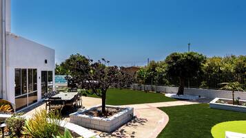 屋外ダイニングエリア