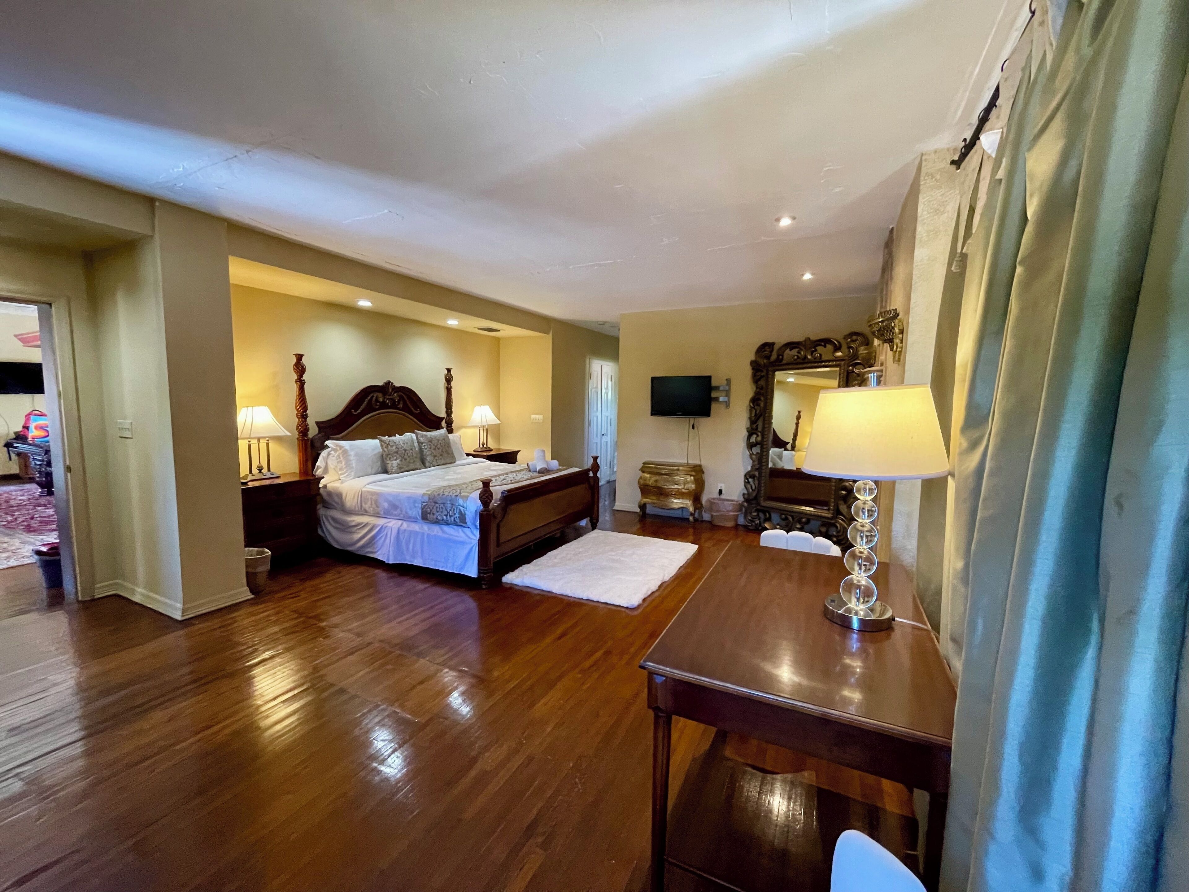 6 bedrooms, iron/ironing board, WiFi, bed sheets