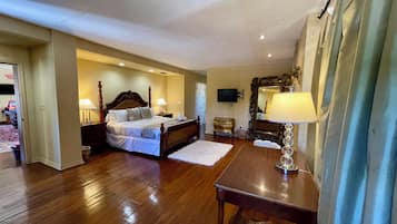 6 bedrooms, iron/ironing board, WiFi, bed sheets
