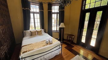 6 quartos, ferros/tábuas de passar roupa, Wi-Fi, roupa de cama