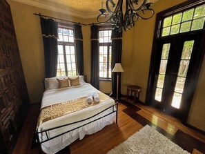 6 bedrooms, iron/ironing board, WiFi, bed sheets