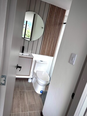 Serviettes fournies, savon, papier toilette