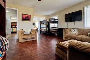 5 slaapkamers, een strijkplank/strijkijzer, wifi, beddengoed