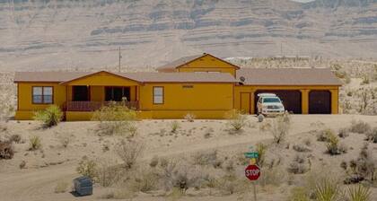 Desert View Retreat - Sleeps 22, Game Garage, Near Skywalk & Lake Mead