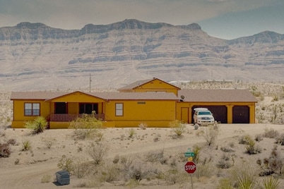 Desert View Retreat - Sleeps 22, Game Garage, Near Skywalk & Lake Mead