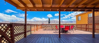Desert View Retreat - Sleeps 22, Game Garage, Near Skywalk & Lake Mead