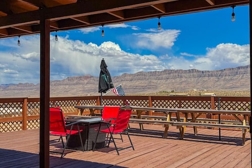 Desert View Retreat - Sleeps 22, Game Garage, Near Skywalk & Lake Mead