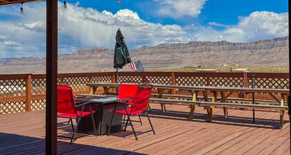 Desert View Retreat - Sleeps 22, Game Garage, Near Skywalk & Lake Mead