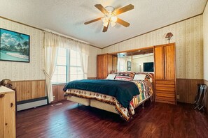 5 bedrooms, iron/ironing board, WiFi, bed sheets