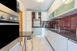 Kühlschrank, Mikrowelle, Ofen, Geschirrspüler