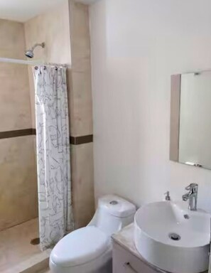 Douche, sèche-cheveux, serviettes fournies, savon