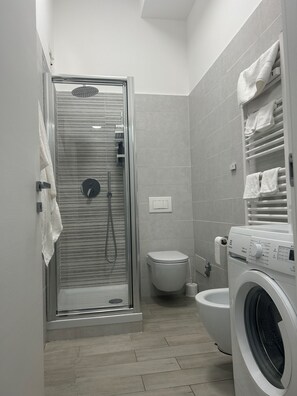 Shower, hair dryer, bidet, towels - Central Stay, Cozy Way (Milano)