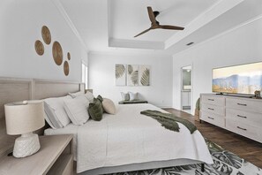 Un dormitorio moderno con cama, mesita de noche, lámpara y ventilador de techo.