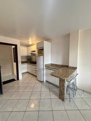 Frigorifero, microonde, piano cottura, frullatore