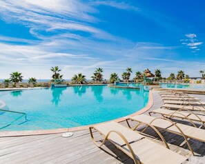 Una piscina techada, una piscina al aire libre