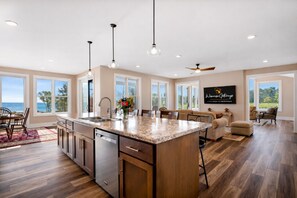 Unclassified image, 2 of 50, button