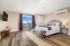 6 bedrooms, desk, travel crib, WiFi