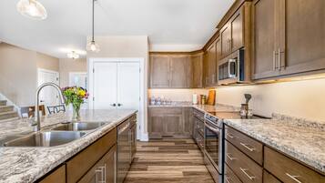 Een koelkast, een magnetron, een oven, een kookplaat