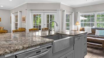 Casa, várias camas, acesso à piscina, vista para a piscina (Secluded Sanctuary By the Sea) | Parte interna