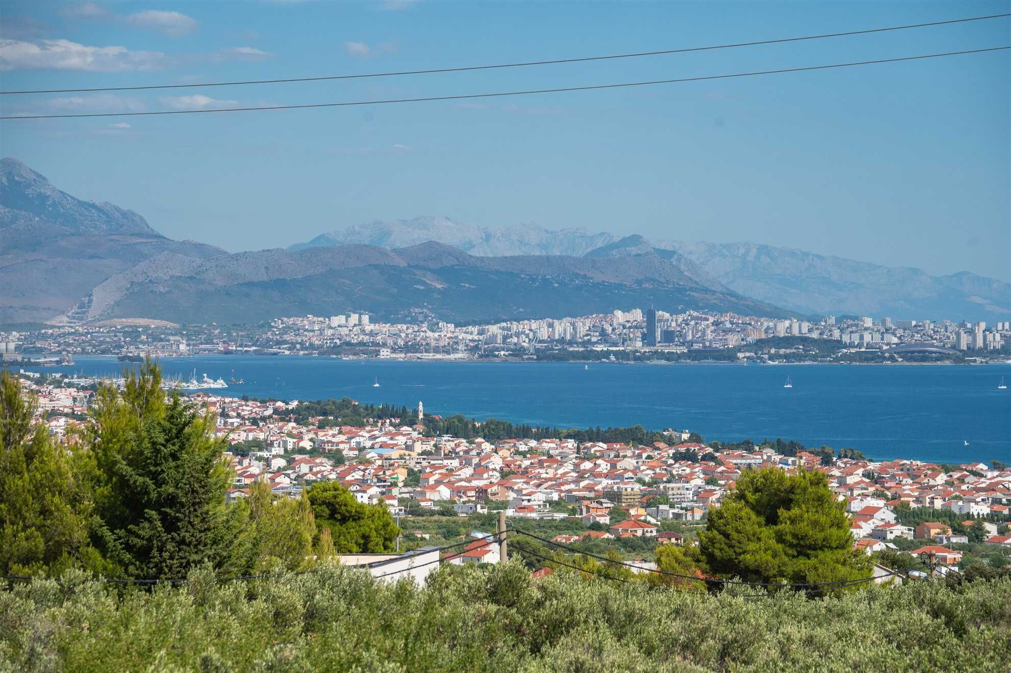 Une ville côtière offrant une vue sur la mer et les montagnes en arrière-plan.