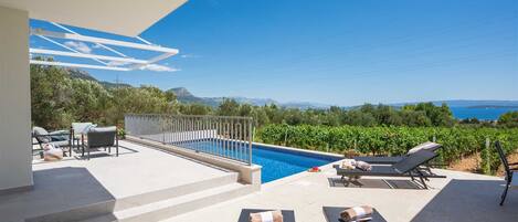 Lämmitetty uima-allas