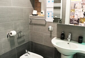 Deluxe tweepersoonskamer, uitzicht op de binnenplaats | Badkamer