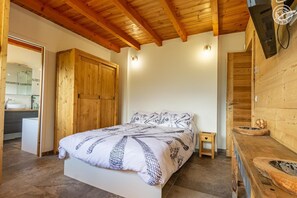 2 slaapkamers, een strijkplank/strijkijzer, reisbedje, gratis wifi