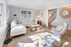 电视、DVD 播放器、书、影片库