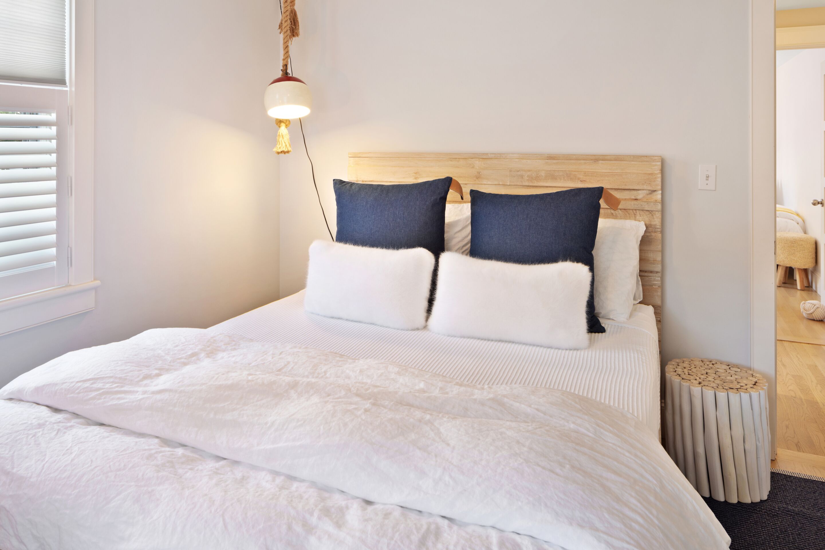 4 habitaciones, escritorio y tabla de planchar con plancha 