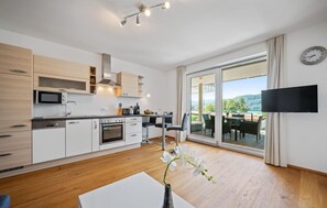 Kühlschrank, Mikrowelle, Herdplatte, Geschirrspüler