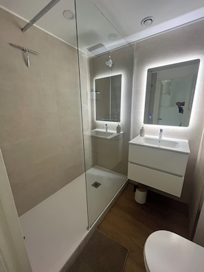 Douche, serviettes fournies
