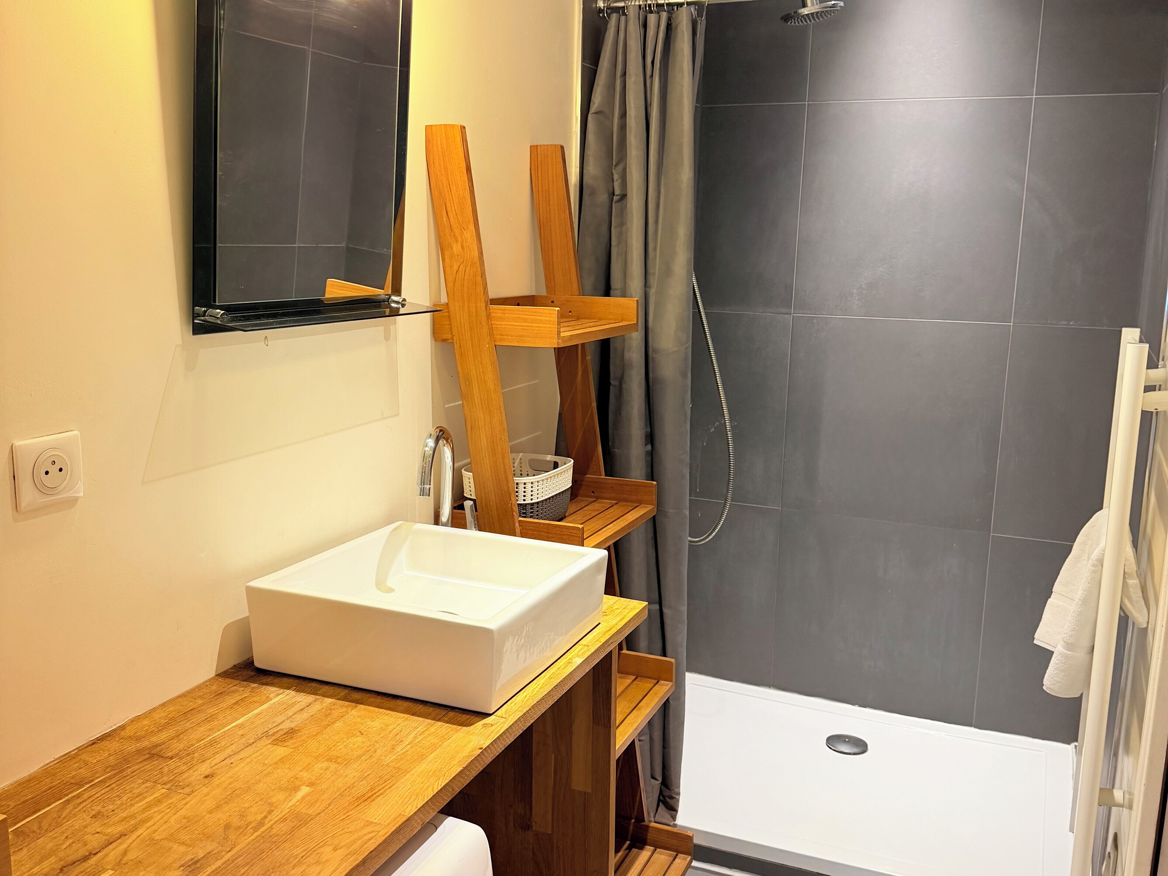 Shower, hair dryer, towels