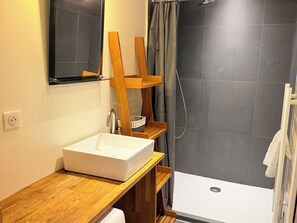 Dusj, hårføner og håndklær