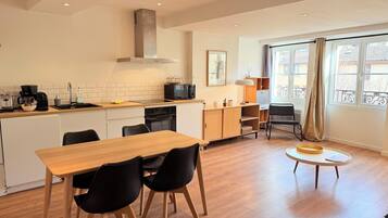 Een koelkast, een microgolfoven, een kookplaat, een vaatwasser