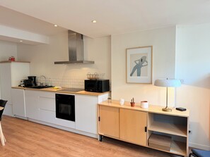 Kjøleskap, mikrobølgeovn, kokeplater og oppvaskmaskin