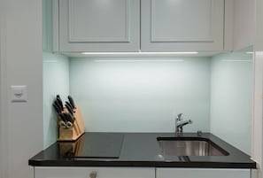 Micro-ondes, plaque de cuisson, lave-vaisselle, cafetière/bouilloire